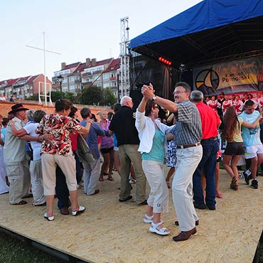Zespo�y ludowe porwa�y publiczno�� do ta�ca