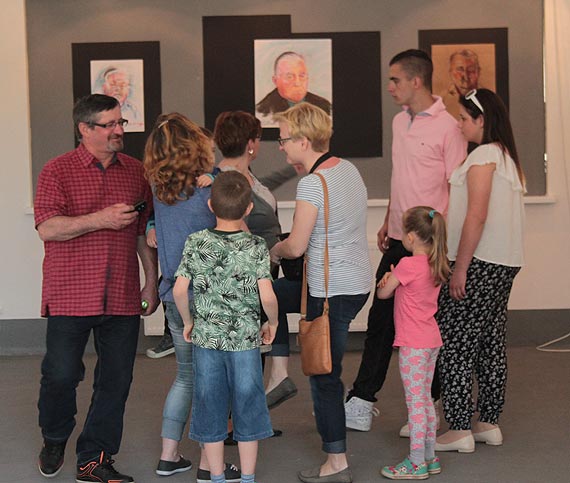 Nasze twarze – Nasze Oblicze wernisa wystawy Grayny Czernik w Rozwarowie