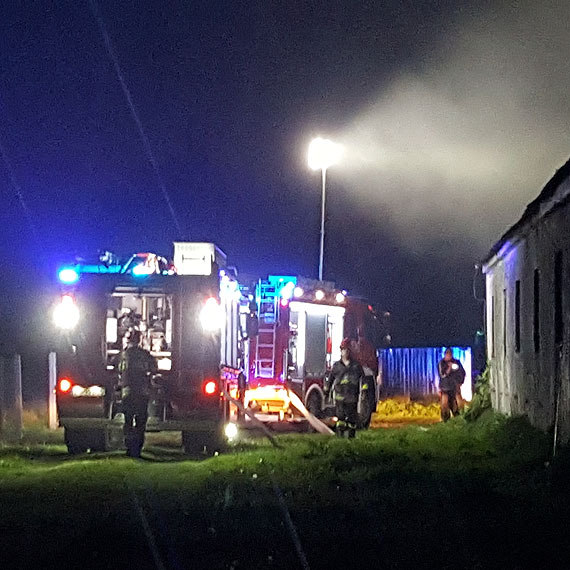 Poar w Ciesawiu koo Stuchowa. W opuszczonych budynkach gospodarczych pona soma