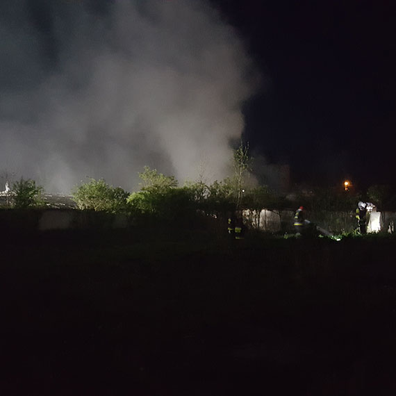 Poar w Ciesawiu koo Stuchowa. W opuszczonych budynkach gospodarczych pona soma