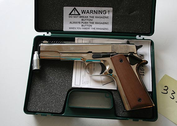 51-letni handlarz broni�, nielegalnie posiada� w domu istny arsena�! Policjanci zabezpieczyli a� 77 sztuk broni!