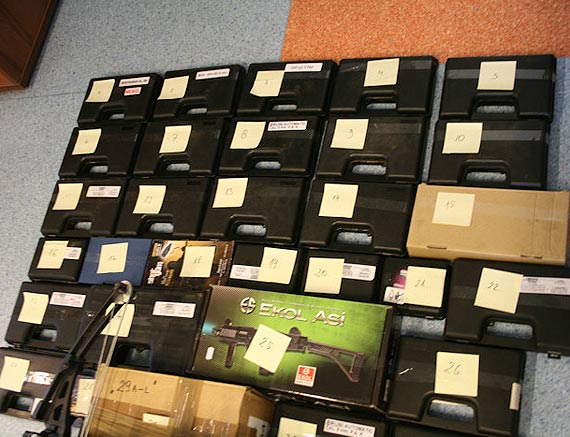 51-letni handlarz broni�, nielegalnie posiada� w domu istny arsena�! Policjanci zabezpieczyli a� 77 sztuk broni!