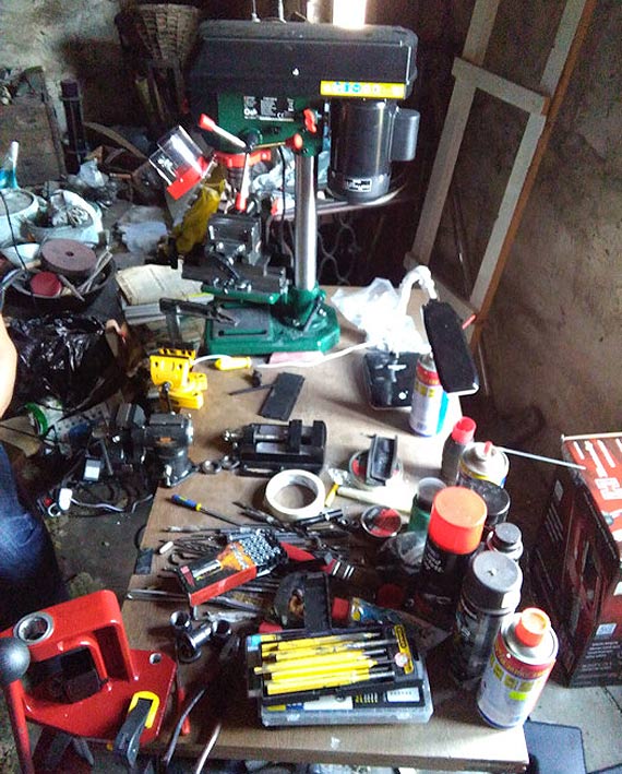 51-letni handlarz broni�, nielegalnie posiada� w domu istny arsena�! Policjanci zabezpieczyli a� 77 sztuk broni!