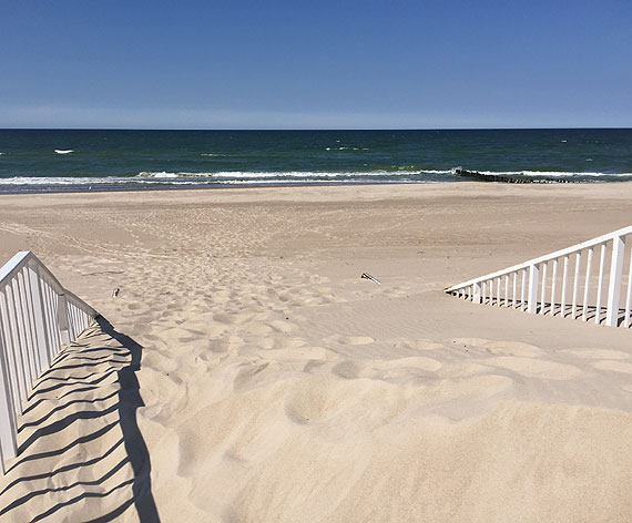 Czytelnik: Wejcie na pla w Dziwnowie zasypane piachem. Kto za to odpowie?