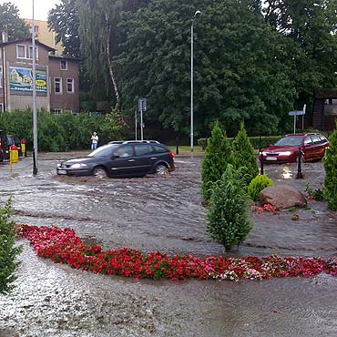 Oberwanie chmury nad Mi�dzyzdrojami. Ulewa zala�a ulice