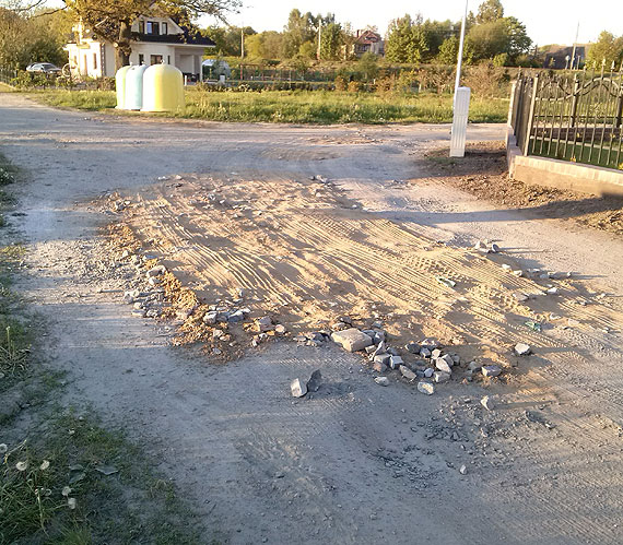 Czytelnik: Pseudo- remont- tak wyglda droga gminna po naprawie