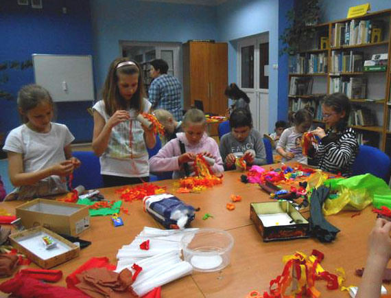 Smocza Noc w kamieskiej bibliotece. Dzieci wysuchay opowieci o przyjaznym smoku Pomponie 