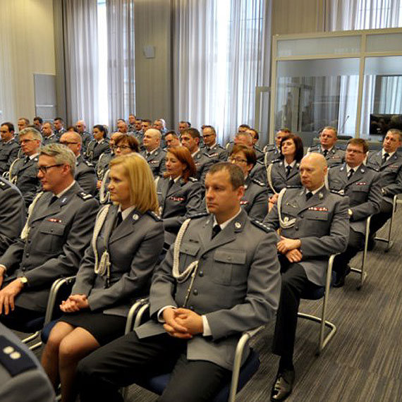 Wiceminister Jaros�aw Zieli�ski wr�czy� awanse i nagrody policjantom