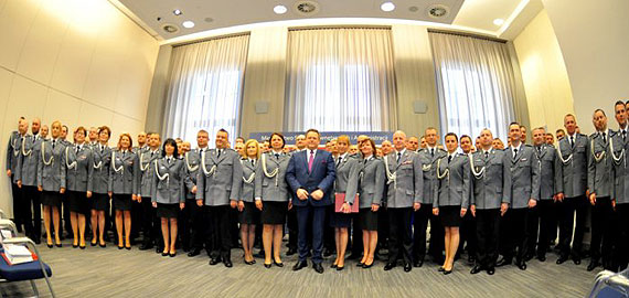 Wiceminister Jaros�aw Zieli�ski wr�czy� awanse i nagrody policjantom
