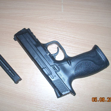 20-latek z pistoletem. Policjanci oddali strza�y ostrzegawcze