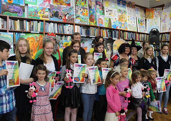 Finał konkursu plastycznego " Wielki artysta może objawić się w każdym " w bibliotece w Międzyzdrojach