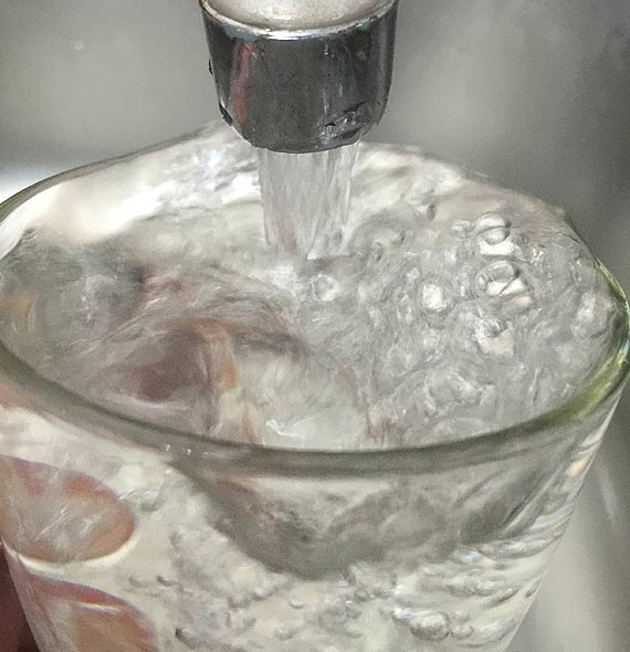 Woda z wodociągu publicznego Strzeżewo, zaopatrująca 4,1 tysiąca mieszkańców Dziwnówka i Dziwnowa, jest niezdatna do spożycia! Ostrzeż znajomych i rodzinę!