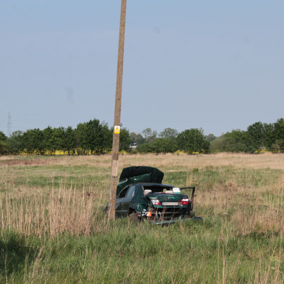 Wypadek za Kamieniem. Kierowca mazdy wypadł z drogi i wjechał w pole!