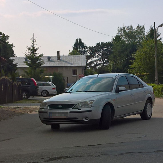 Czytelnik: Mistrz parkowania zablokowa wjazd i poszed na zakupy 