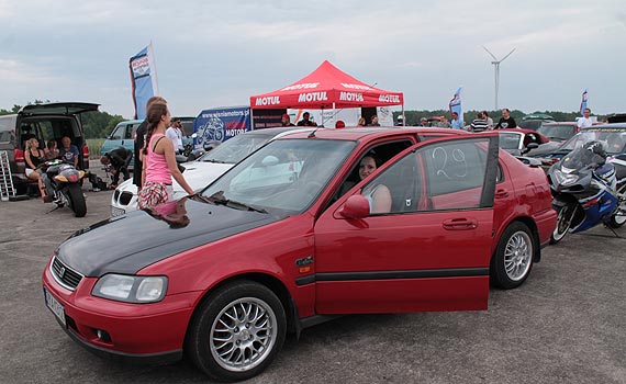 Mistrz wiata w jedzie po lodzie ciga si w niatowie