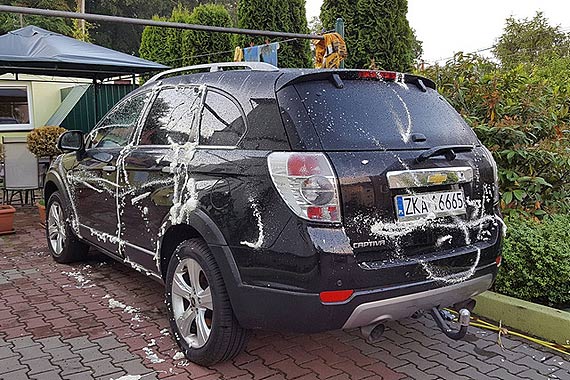 Samochód Iwony Czyż - radnej z Międzyzdrojów, został w nocy opryskany pianką montażową! Komu radna mogła nadepnąć na odcisk?