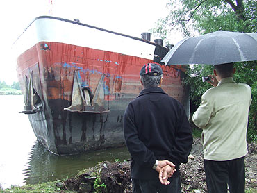 Po pijaku wp�yn�li bark� na l�d