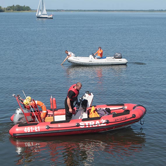 Trwa akcja poszukiwawcza na Zalewie Kamieskim w okolicy mola w Kamieniu Pomorskim