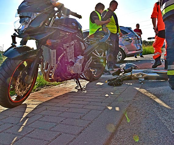 Motocyklista uderzy w samochd osobowy. Wypadek na krajowej 3
