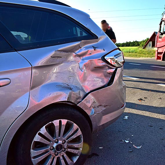 Motocyklista uderzy w samochd osobowy. Wypadek na krajowej 3
