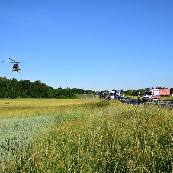 Motocyklista uderzy w samochd osobowy. Wypadek na krajowej 3