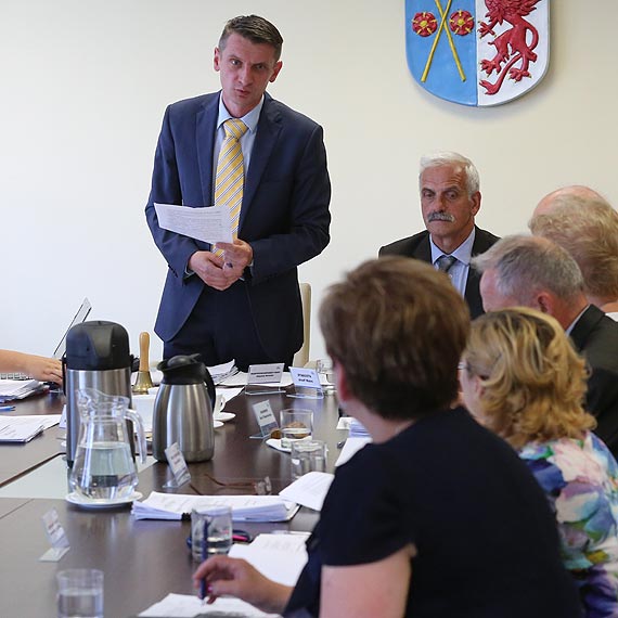 Jadwiga Adamowicz odwoana z funkcji Przewodniczcej Rady Powiatu Kamieskiego! Zastpi j Sebastian Mamzer! Zobacz film!