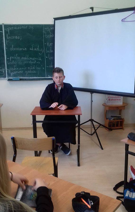 Prosz wsta! Sd idzie!