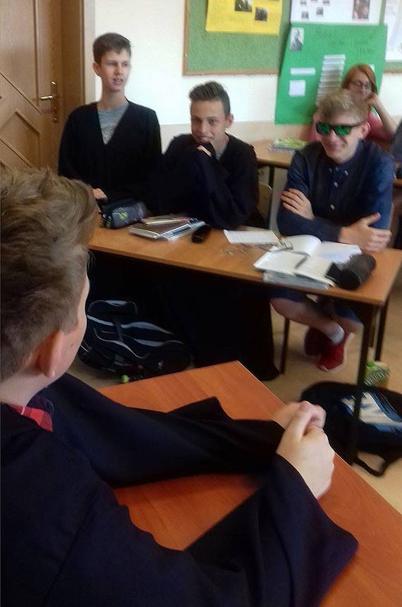 Prosz wsta! Sd idzie!