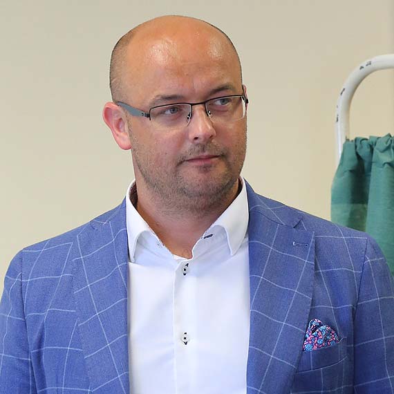 Idzie moda na ociekajce zotem marynarki! 