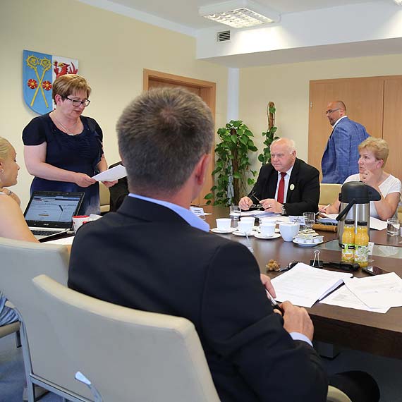 Idzie moda na ociekajce zotem marynarki! 