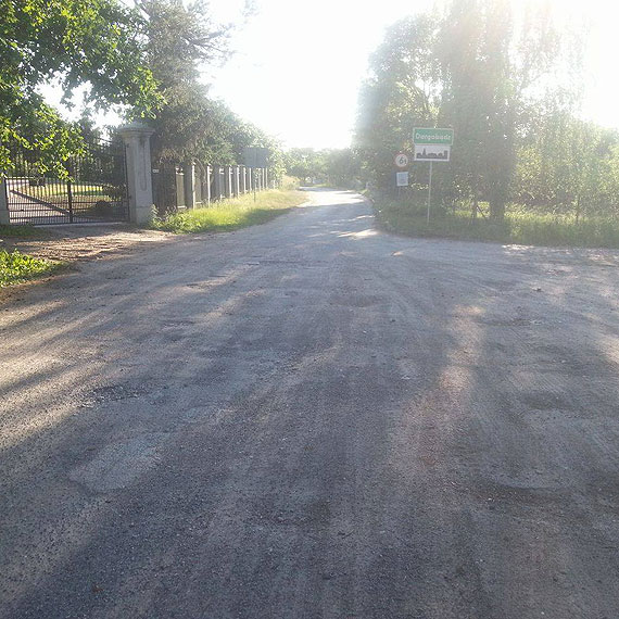 Dziury takie, e mona urwa koo! Tak wyglda droga z Mokrzycy Wielkiej do Dargobdza 