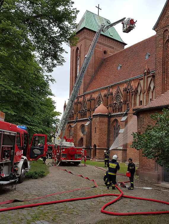 Poar katedry, wybuch niezidentyfikowanej przesyki i poncy statek! Wielkie wiczenia w Kamieniu Pomorskim. Mamy zdjcia i film!