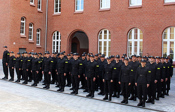 Kolejni nowi policjanci zoyli lubowanie. Jeden nowy policjant zasili szeregi KPP w Kamieniu Pomorskim