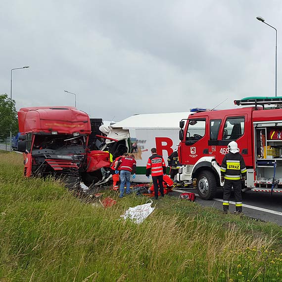 Grony wypadek przed Wolinem! Samochody ciarowe zderzyy si czoowo! Pasaerowie z busa otarli si o mier! Zobacz film!