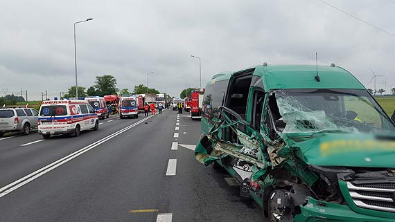 Grony wypadek przed Wolinem! Samochody ciarowe zderzyy si czoowo! Pasaerowie z busa otarli si o mier! Zobacz film!