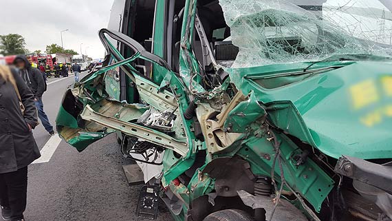 Grony wypadek przed Wolinem! Samochody ciarowe zderzyy si czoowo! Pasaerowie z busa otarli si o mier! Zobacz film!