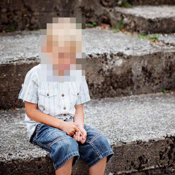 Trzylatek bez opieki spacerowa ulicami Kamienia