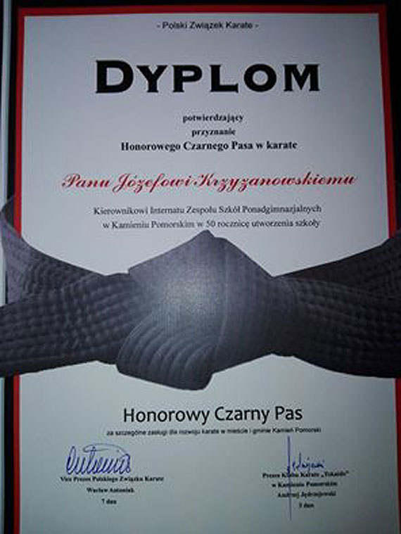 Jzef Krzyanowski z honorowym czarnym pasem w karate