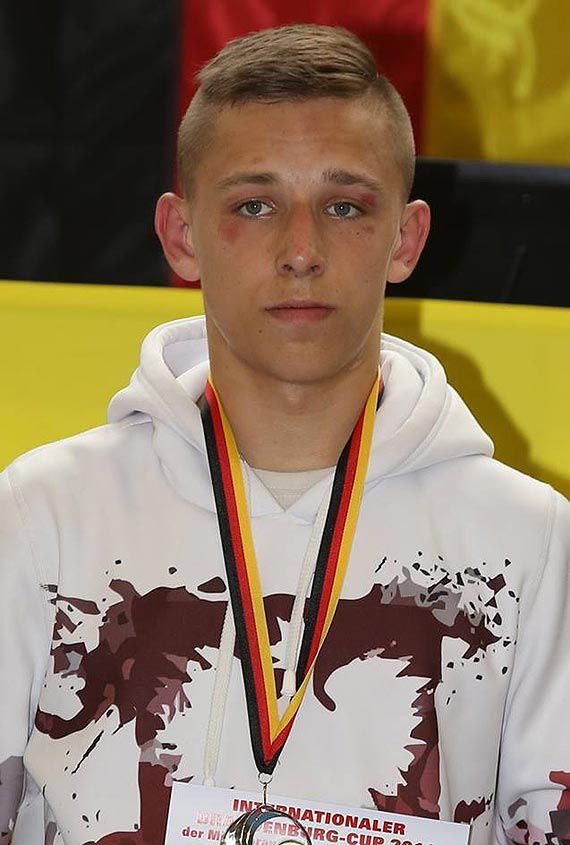 Kordian Skrzyski znw na podium srebrnym medalist na turnieju w Niemczech kadetw w zapasach w stylu wolnym