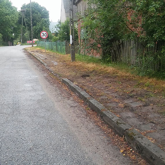 Mieszkańcy Skarchowa: Chodnik wstydu szpeci całą okolicę!