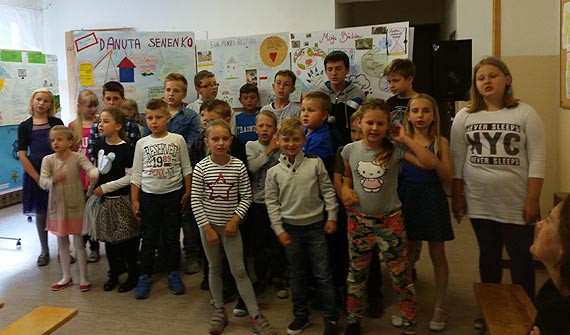 Spotkanie dużych i małych sąsiadów w szkole w Wapnicy