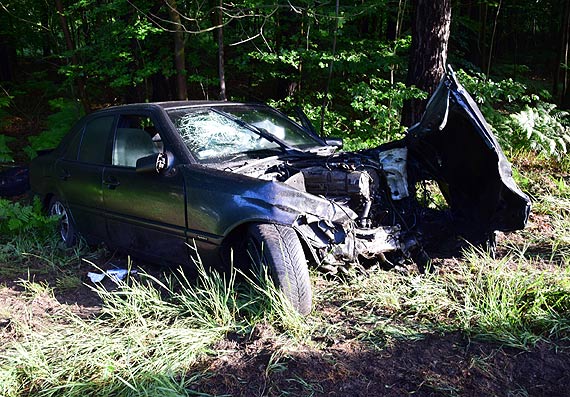 Niebezpieczny wypadek koo Lubiewa, za Midzyzdrojami! W mercedesie pka opona i osobwka wjechaa pod samochd ciarowy!