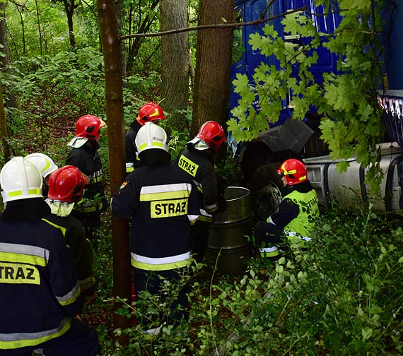 Niebezpieczny wypadek koło Lubiewa, za Międzyzdrojami! W mercedesie pękła opona i osobówka wjechała pod samochód ciężarowy!