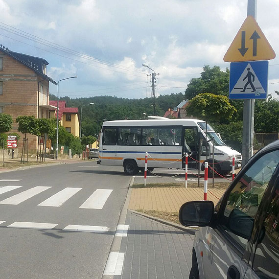 Przy dworcu PKP w Międzyzdrojach wolna amerykanka! Kierowcy parkują jak chcą!