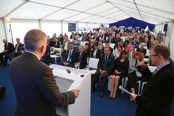 Historyczne wydarzenie w stoczni Poltramp Yard! Firma wybudowa�a statek- kolos! Jego pok�ad pomie�ci�by 15 kort�w tenisowych! Zobacz film!