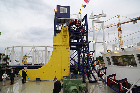 Historyczne wydarzenie w stoczni Poltramp Yard! Firma wybudowa�a statek- kolos! Jego pok�ad pomie�ci�by 15 kort�w tenisowych! Zobacz film!