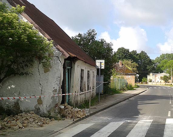 ciana budynku zawalia si wprost na drog w Jarzbowie! Do akcji wysane zostay trzy zastpy straakw!