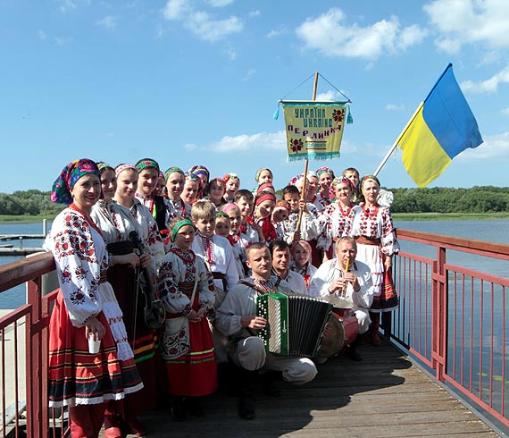 Zesp Folklorystyczny „Perlynka” gra, taczy i piewa na kamieskich boniach