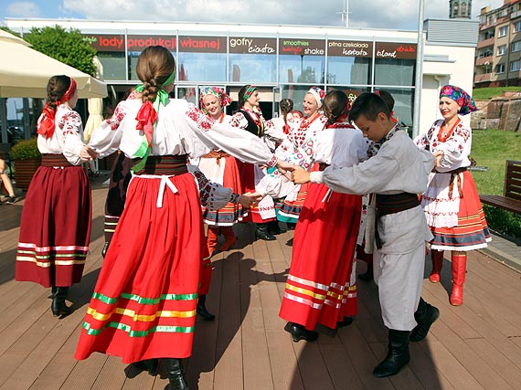 Zesp Folklorystyczny „Perlynka” gra, taczy i piewa na kamieskich boniach