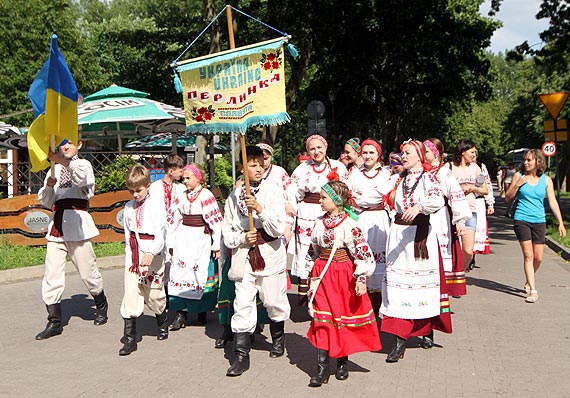 Zesp Folklorystyczny „Perlynka” gra, taczy i piewa na kamieskich boniach